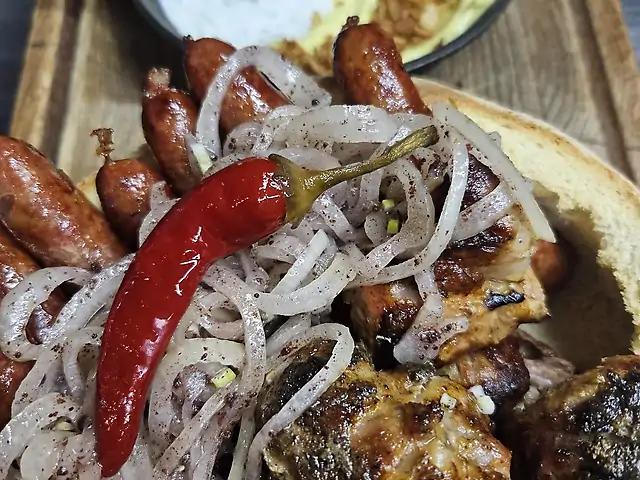 Курячий шашлик і ковбаски курячі в хлібі