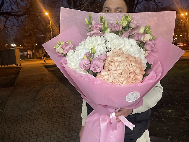 Букет еустом і гортензій