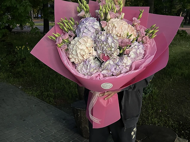 Букет гортензій та еустом