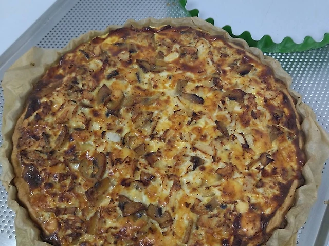 Кіш з куркою та грибами