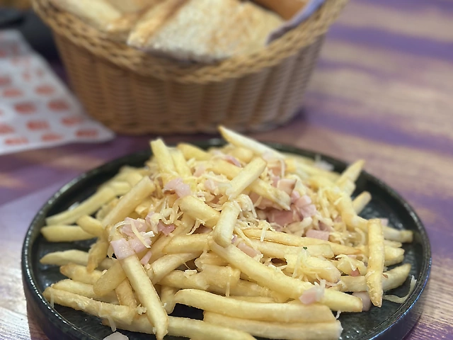 Картошка фри с сыром и беконом