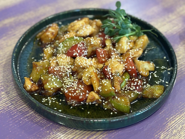 Курица в кисло сладком соусе с овощами