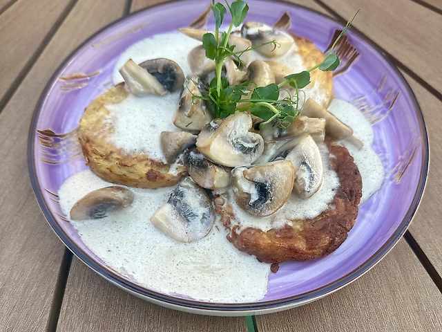 Драники с грибным соусом