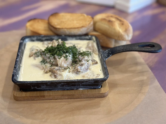 Курица Чкмерули в сливочном соусе