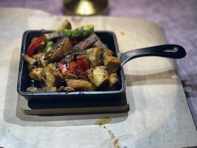 Сковородка с свининой и овощами