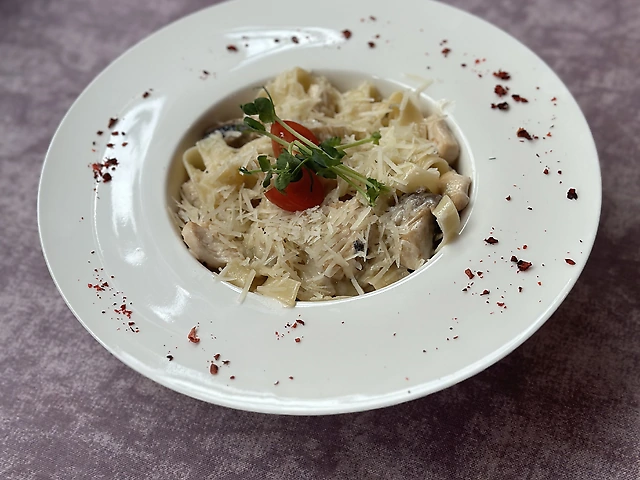 Фетучини с курицей и грибами