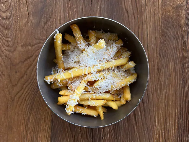Картопля фрі з пармезаном та трюфельною олією