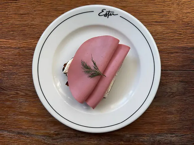 Бутерброд новорічний з ковбаскою