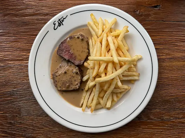 Філе телятини з перцево-вершковим соусом та картоплею фрі