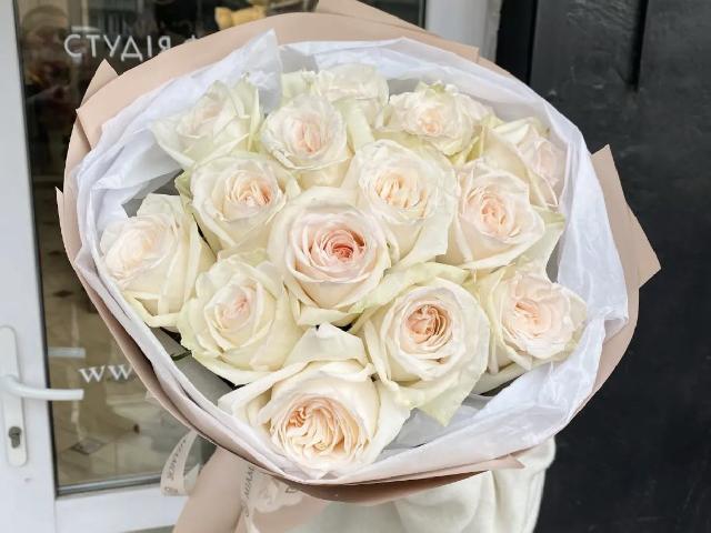 Букет из парфюмированной и пионовидной розы Ohara
