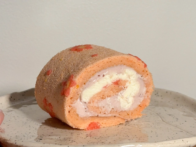 Полуничний рулет