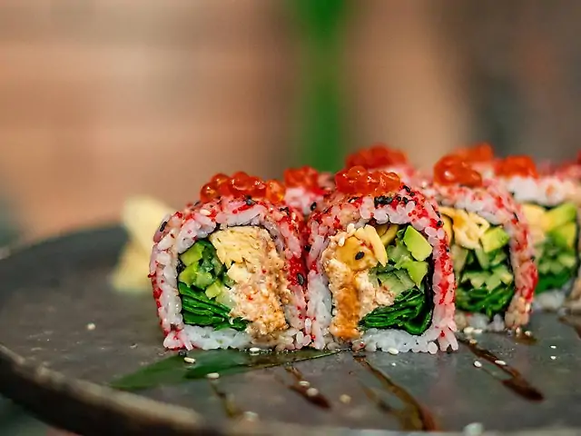 Ролл з запеченим лососем