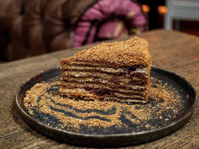 Медовик з вишнею