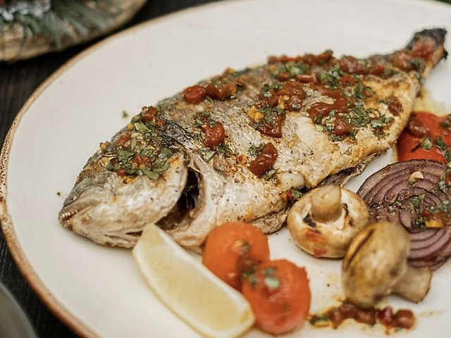 Ціла дорадо запечена у хоспері