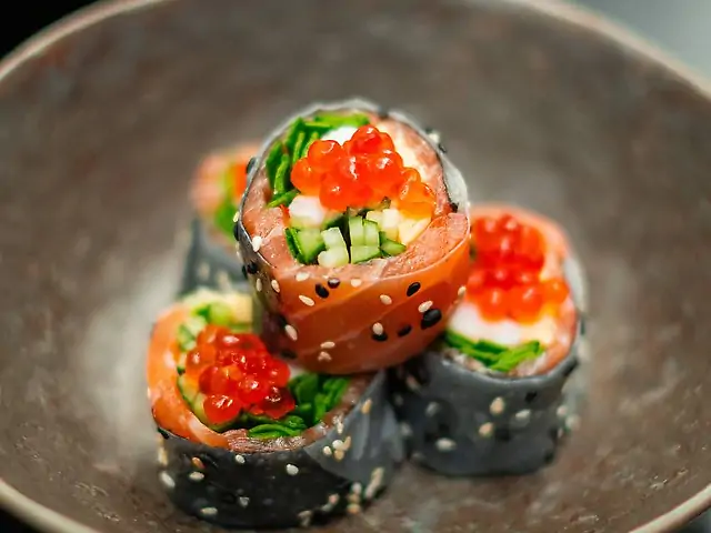 Спрінг-роли з лососем