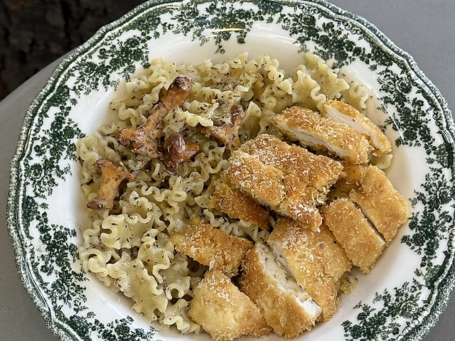 Паста мафальде з куркою та лисичками