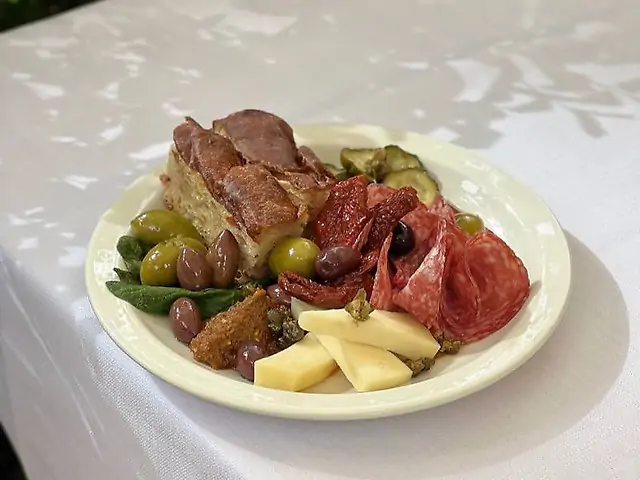 Тарілка спеціалітетів
