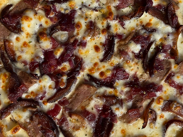 Піца з качкою та маринованою сливою