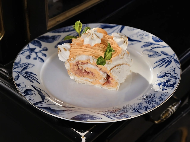 Меренговий рулет з лимонним кюлі
