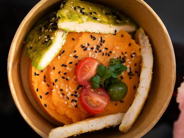ПЮРЕ ИЗ КОРНЕПЛОДОВ И КУРИНЫМИ БИТОЧКАМИ В ШПИНАТНОМ КЛЯРЕ