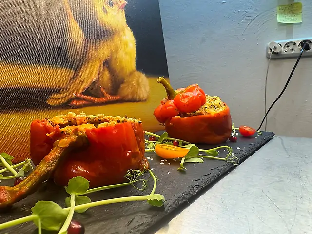 ФАРШИРОВАННЫЕ ПЕРЦЫ С КУРОЧКОЙ, ОВОЩАМИ И КИНОА (БЕЗ РИСА)