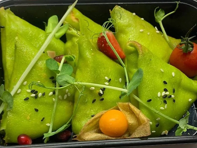 З КУРКОЮ, ГРЕЦЬКИМ ГОРІХОМ І ПАРМЕЗАНОМ