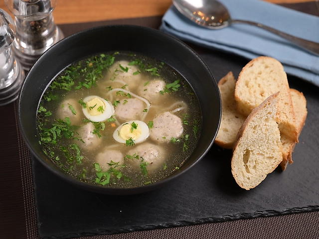 Курячий бульйон з мітболами