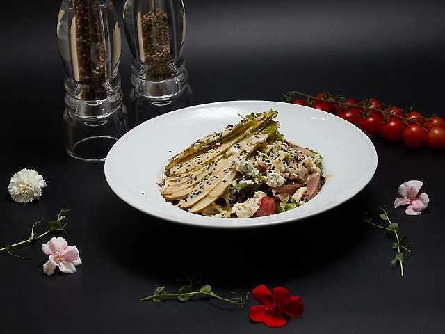 Салат с утиной ножкой,сыром Дор-блю и грушей