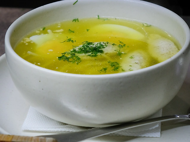 Бульйон куриный с фрикадельками
