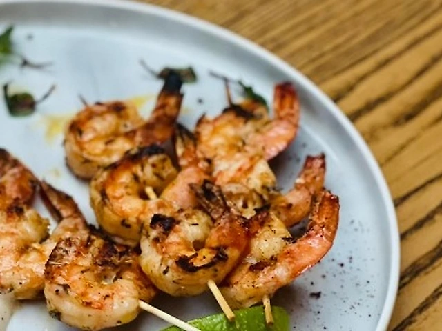 Хвости тигрових креветок з мангалу