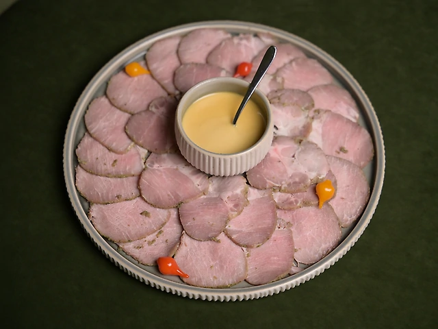 Буженина з гірчичним соусом