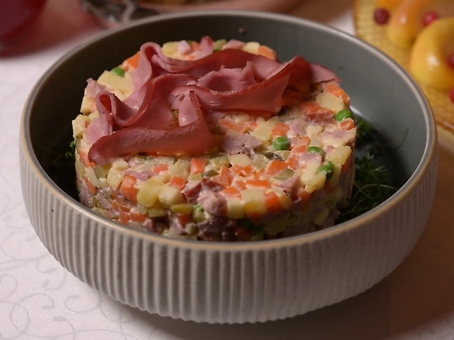 Салат олів'є з підкопченим качиним філе