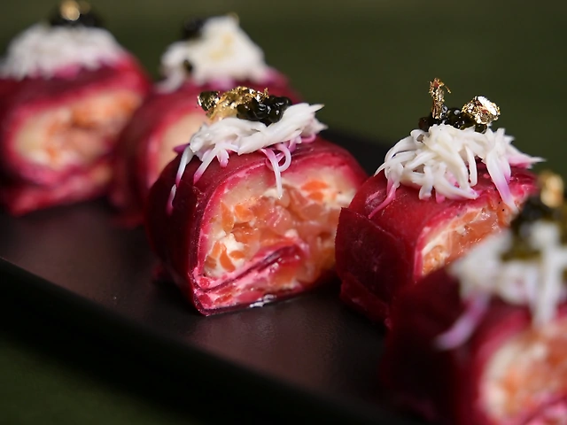 Лосось під шубою з соусом з васабі та ікрою віслоноса