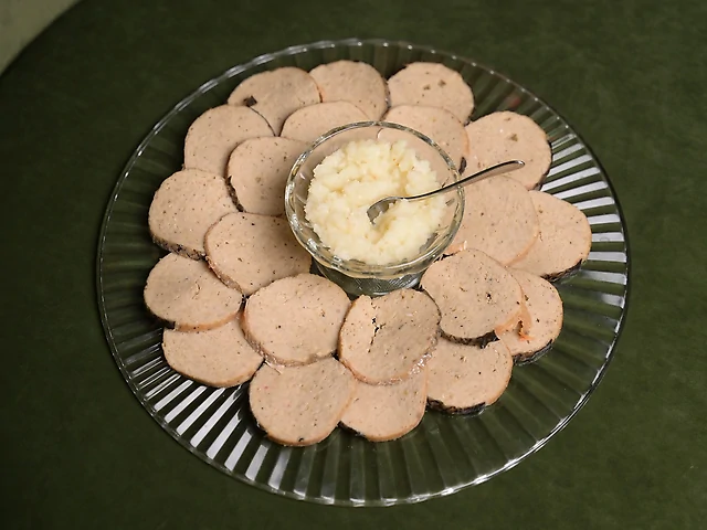 Риба фарширована (короп/судак) з соусом вершковий хрін