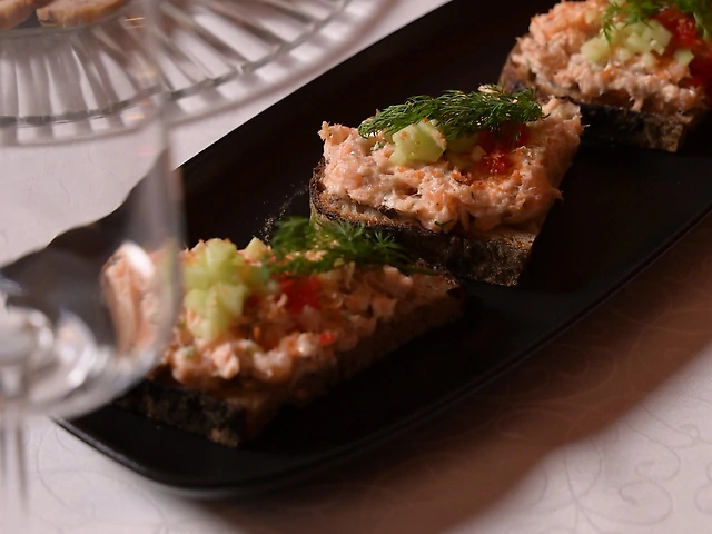 Брускети з ріетом з лосося, тартаром з огірка