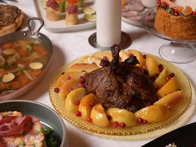 Качині ніжки з запеченим яблуком та айвою