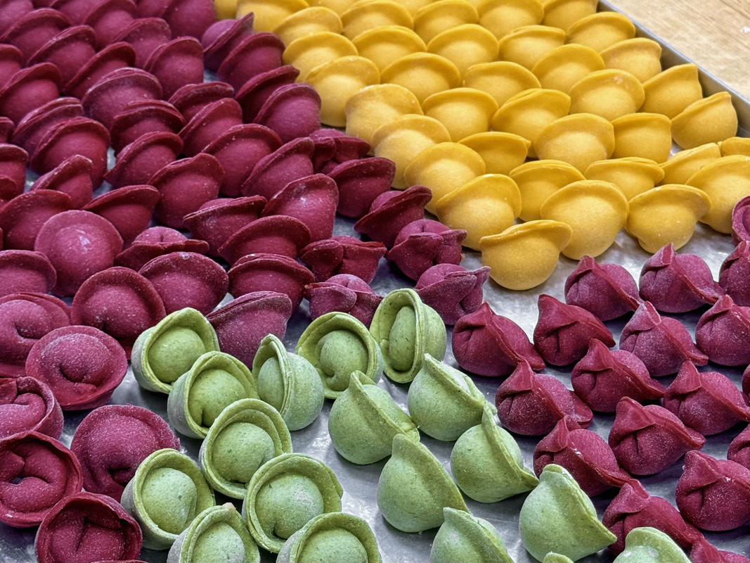 Кольорові пельмені з куркою та свининою